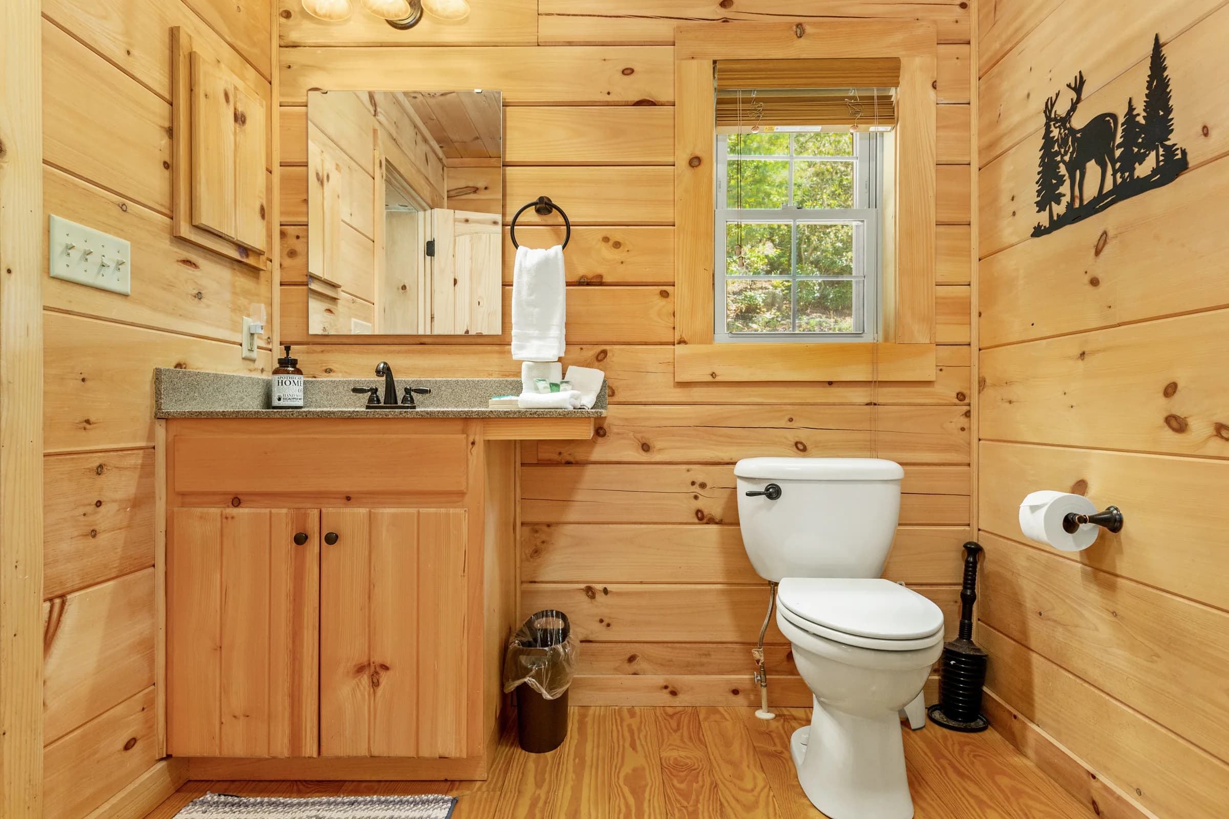 Whispering Trees Cabin ensuite bathroom