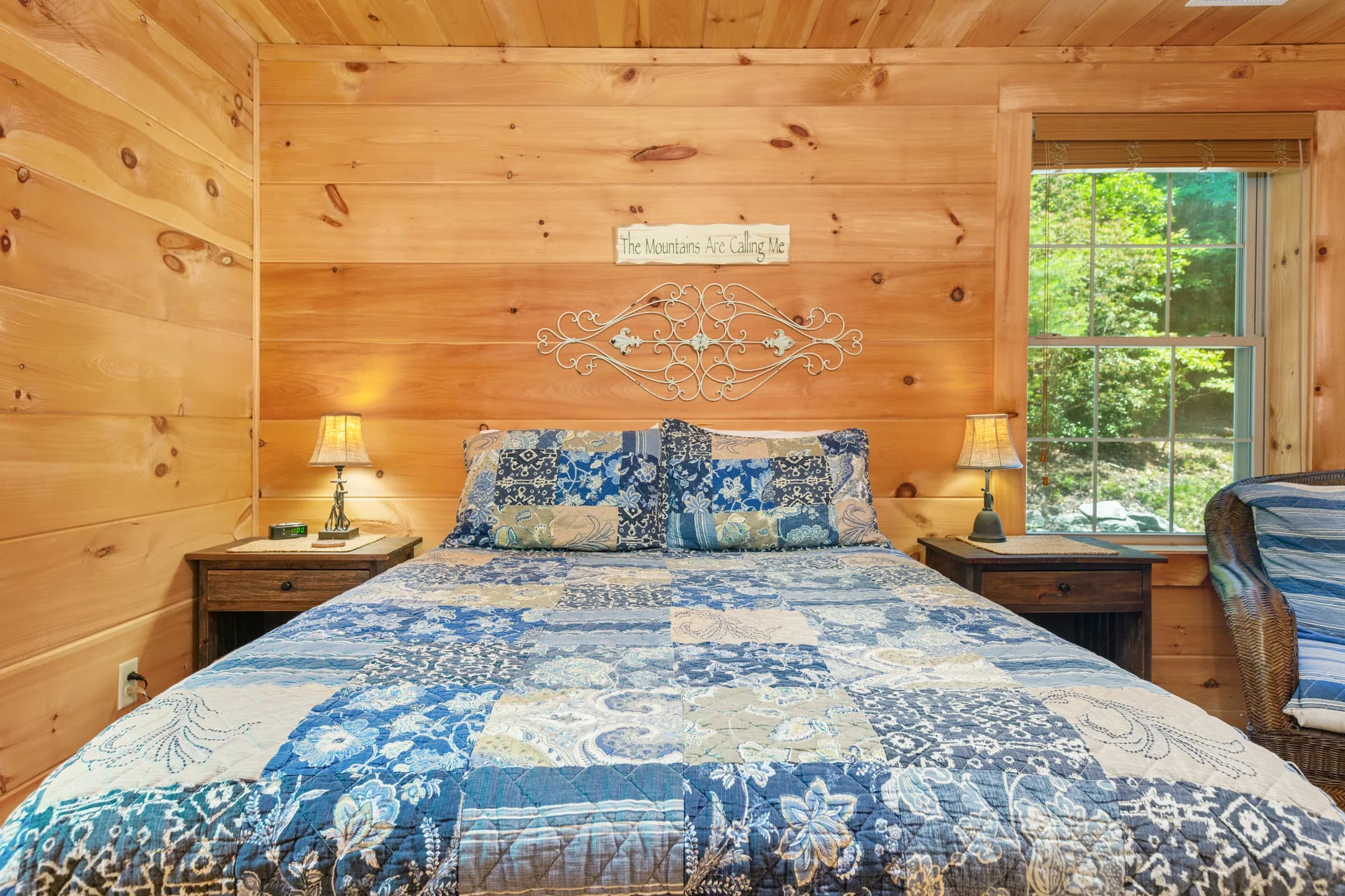 Whispering Trees Cabin upper-level queen bedroom